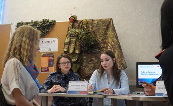 Участников ярмарки «Работа России» в Нарьян-Маре заинтересовала военная служба в Росгвардии