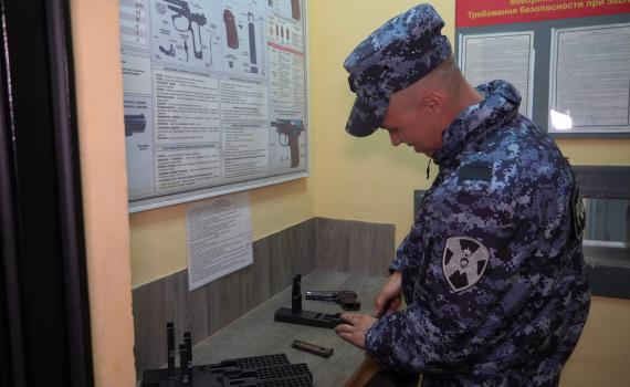 Минирование ТЦ и ножевое ранение – на какие сообщения выезжали автопатрули Росгвардии в НАО