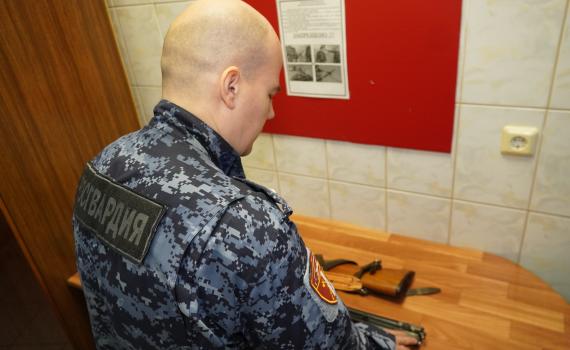 Первый в 2026 году житель Ненецкого автономного округа передал в Росгвардию ружьё для нужд СВО